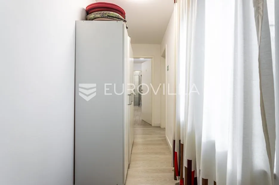 split, bol, dva namještena studio apartmana u centru grada - slika 24