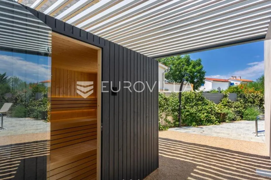 krk, dobrinj, moderna dvojna kuća s bazenom i saunom 107 m², okućnica 315 m² - slika 25