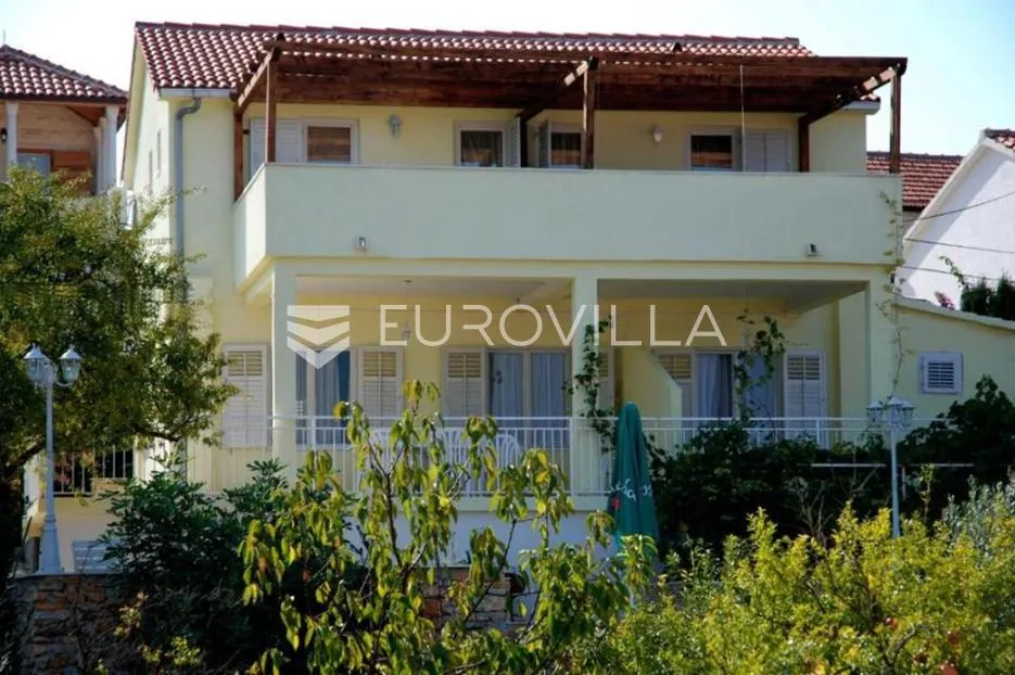 Brač, Sutivan, kuća s tri apartmana smještena na prostranom zemljištu s bazenom i vrtom