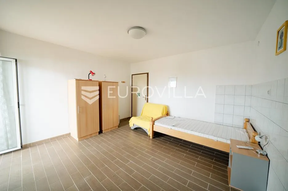 zadar, bibinje, kuća u centru s tri odvojena stana i pogledom na more - slika 17