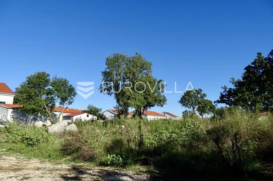 Krk, Njivice, građevinsko zemljište s projektom i građevinskom dozvolom 735 m², 500 m od mora - Njivice, Omišalj