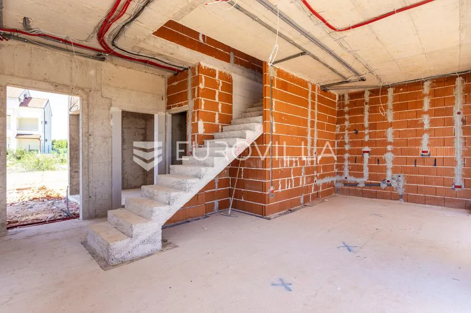 vodice, premium vila s bazenom i jacuzzijem u izgradnji, zemljište 600 m² - slika 12
