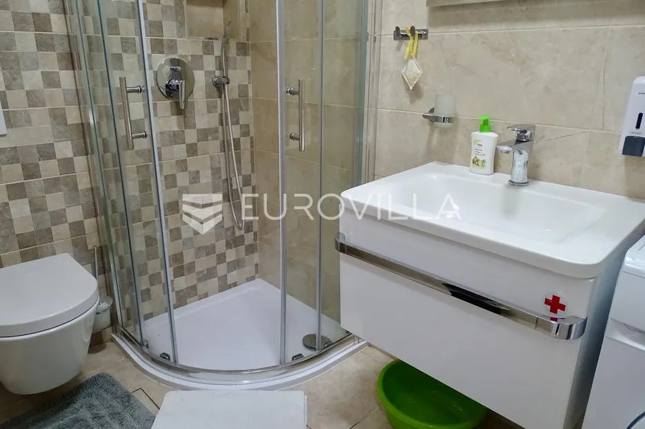 krk, malinska, kompletno namješten studio apartman površine 36.27 m², okućnica 77 m² - slika 4