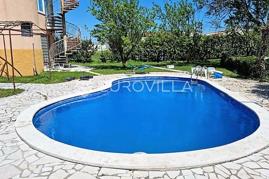 pula, kuća na imanju od 4500 m2 s bazenom, konobom u istarskom stilu, vinskim podrumom, apartmanom - slika 2
