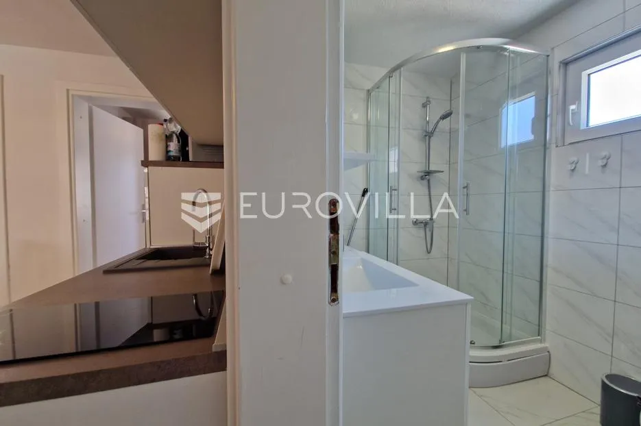 vir, simpatičan trosoban apartman svega 80 m od plaže s prostranom terasom - slika 20