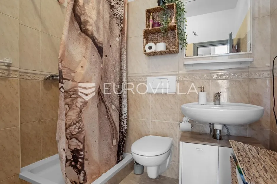 istra, funtana, novouređeni stan 60 m² u visokom prizemlju sa lijepim vrtom - slika 8
