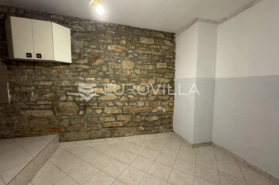 pula, centar, prostran stan s dodatnim objektom za renovaciju - slika 8