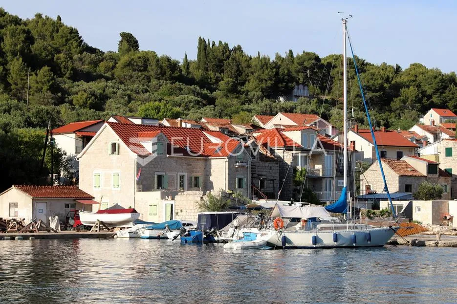prvić luka, djelomično renovirana kamena kuća, prvi red do mora, 298 m² - slika 25