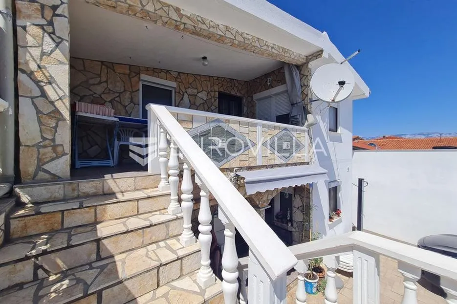 Vir, nekretnina na izvrsnoj lokaciji, 40 m od mora, s dva odvojena apartmana