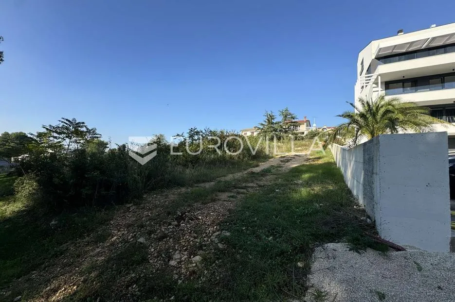 Istra, Pula, građevinsko zemljište 2365 m², top lokacija