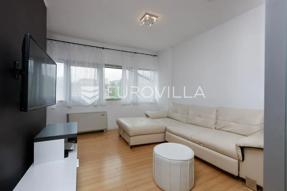 rijeka, centar, odličan trosoban stan 60 m² s garažnim parkirnim mjestom - slika 2
