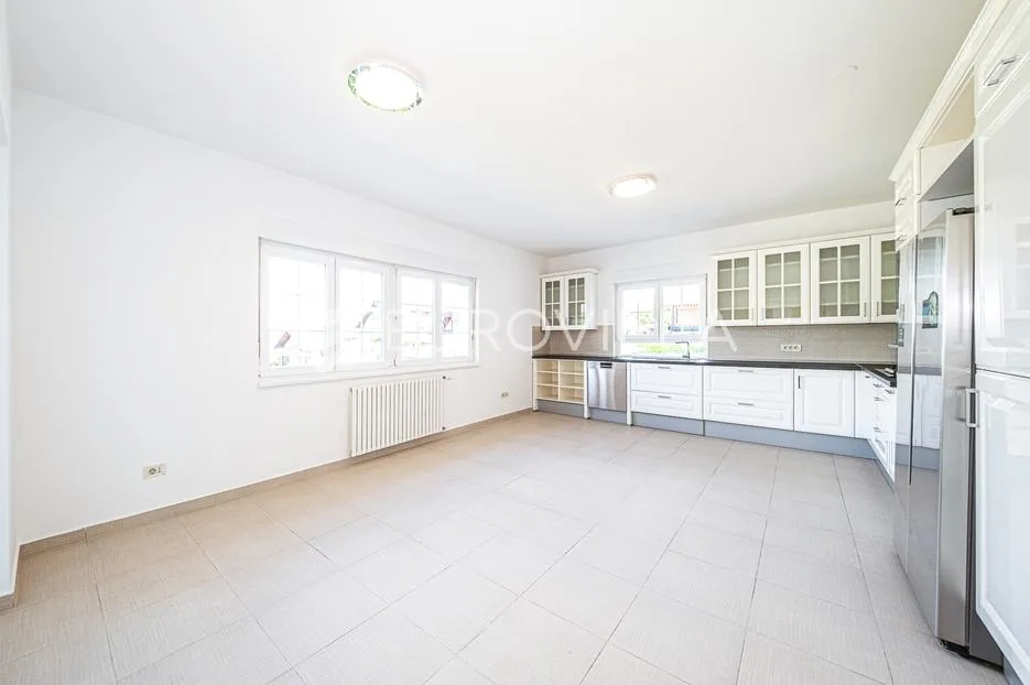 samobor, perivoj, obiteljska vila netto površine 323 m² na zemljištu 2.087 m² - slika 15