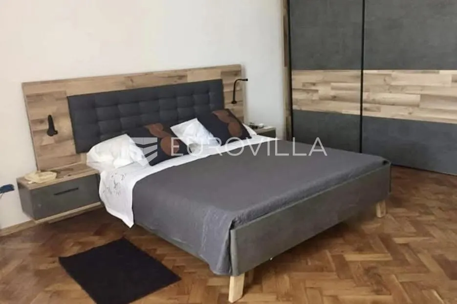 rijeka, centar, adaptiran četverosoban stan površine 114.08 m², balkon - slika 5