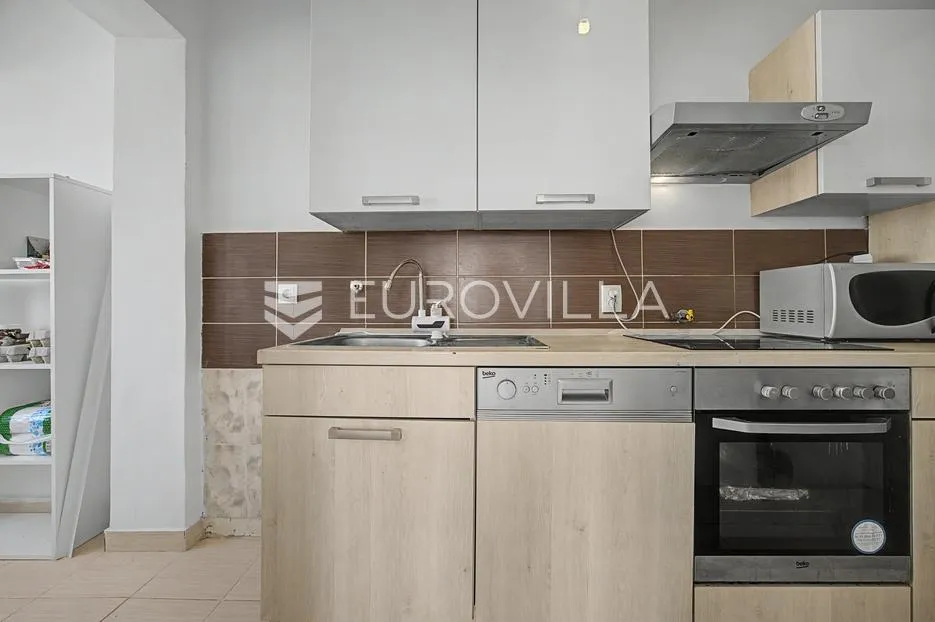 istra, pula, osunčan stan s terasom i pogledom na grad - slika 23