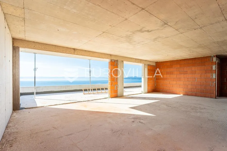Makarska, trosoban stan s panoramskim pogledom na more i prostranom terasom