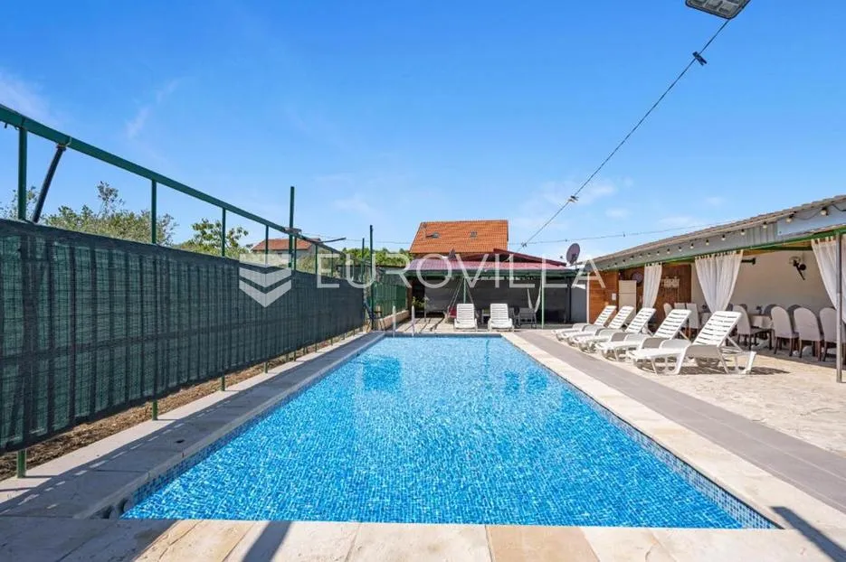 skradin, dubravice, kuća sa 7 apartmana i velikim bazenom, 760 m² - slika 2