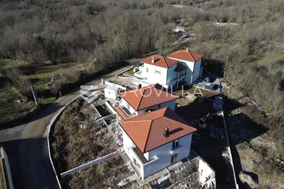 matulji, mučići, novoizgrađena dvojna kuća roh bau, četverosoban stan 213 m², bazen - slika 9