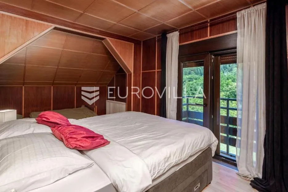 gorski kotar, brod na kupi, kompletno uređena kuća 250 m², jacuzzi, garaža - slika 12