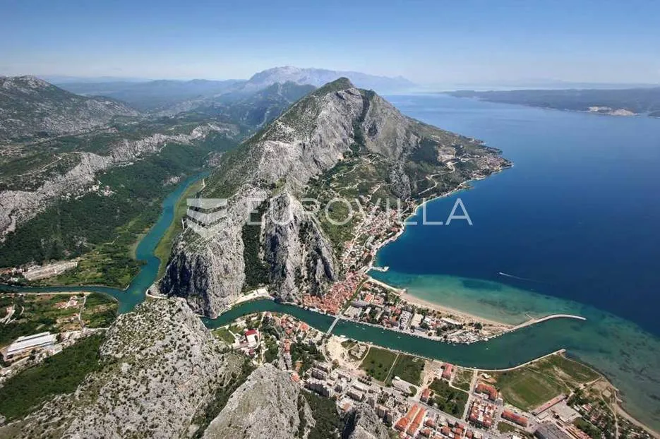 Duće pored Omiša građevinsko zemljište veliline 1870 m2, 200m od mora - Stanići, Omiš