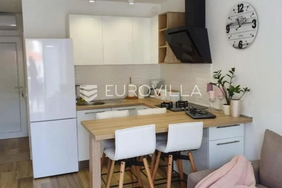 stinica, apartman u mirnom naselju 100 m od mora - slika 2