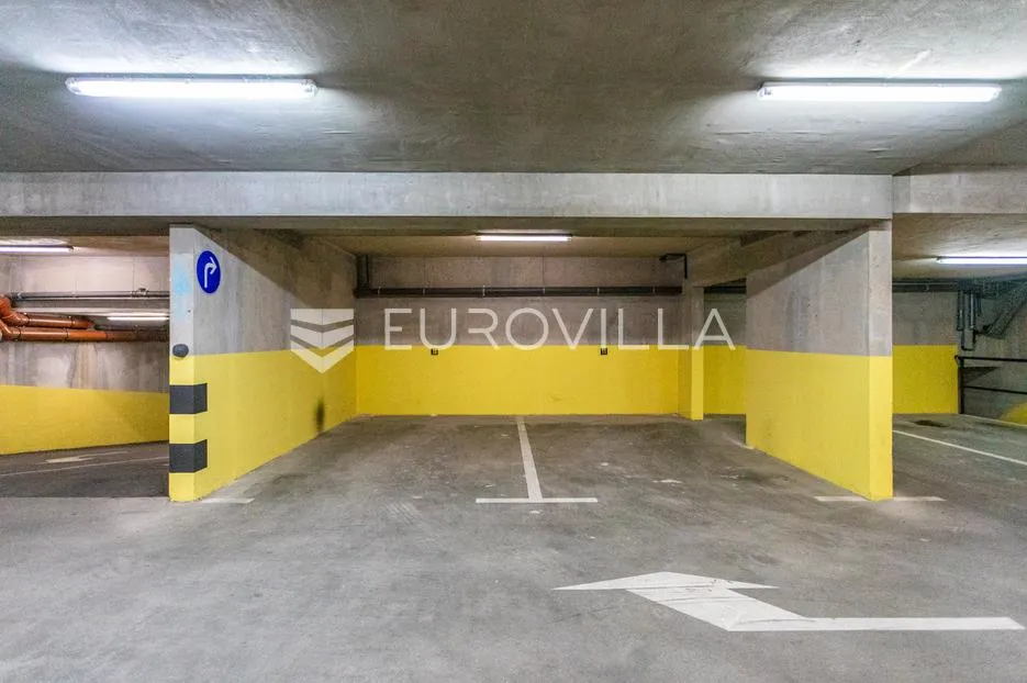 split, žnjan, luksuzan dvosoban stan s 2 parkirna mjesta u garaži - slika 17