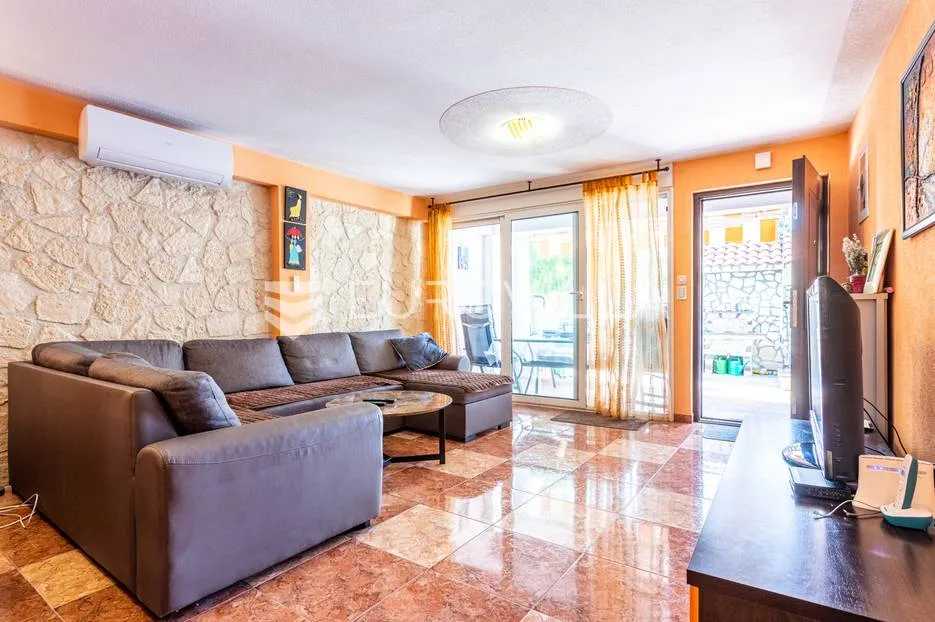 vinišće, kuća s s bazenom i 6 apartmana uz zemljište 1.000 m2 - slika 13