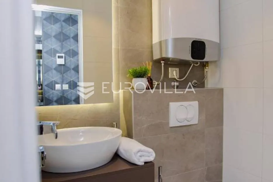 split, žnjan, luksuzno uređen dvosoban stan s jacuzzijem - slika 17