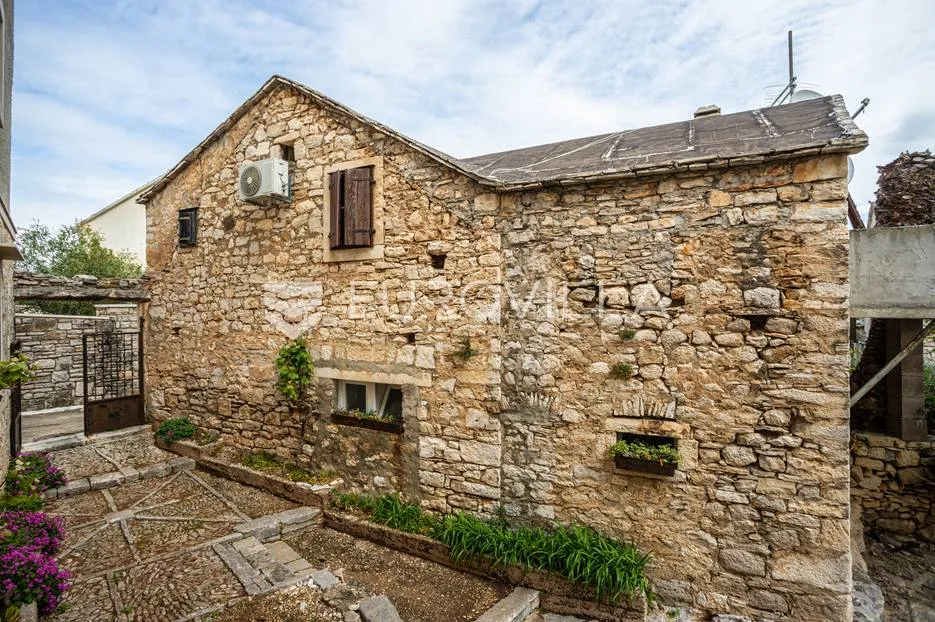 Brač, Supetar, autentična kamena kuća