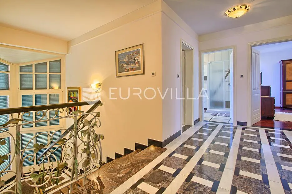 poreč, ekskluzivna vila s 430 m2, atraktivna lokacija - slika 47
