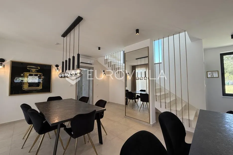 kaštel stari, moderna vila s bazenom i pogledom na more - slika 19