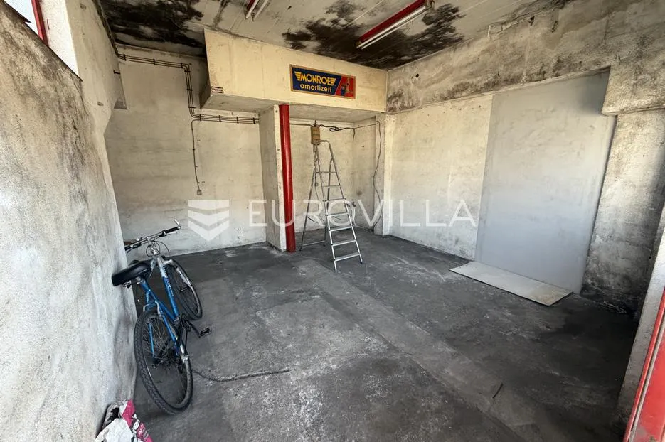kaštel stari, trosoban stan površine 81.88 m² i poslovni prostor površine 32.65 m² - slika 11