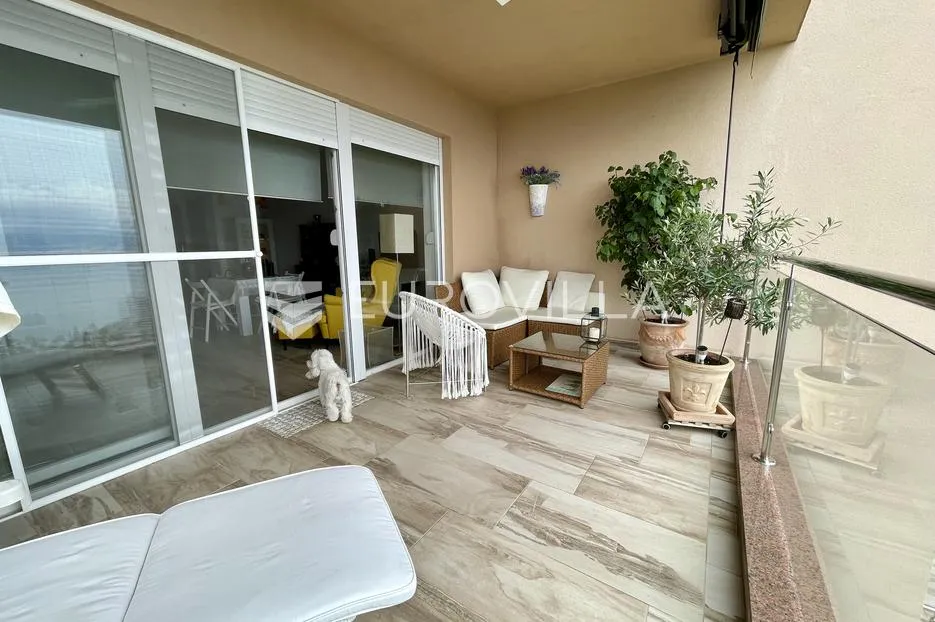 Opatija, predivan trosoban stan 91 m², bazen, panoramski pogled na Kvarner