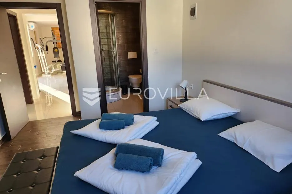 istra, valbandon, samostojeća moderna kuća s tri prostrana stana, bazen, spa, 900 m od mora - slika 14