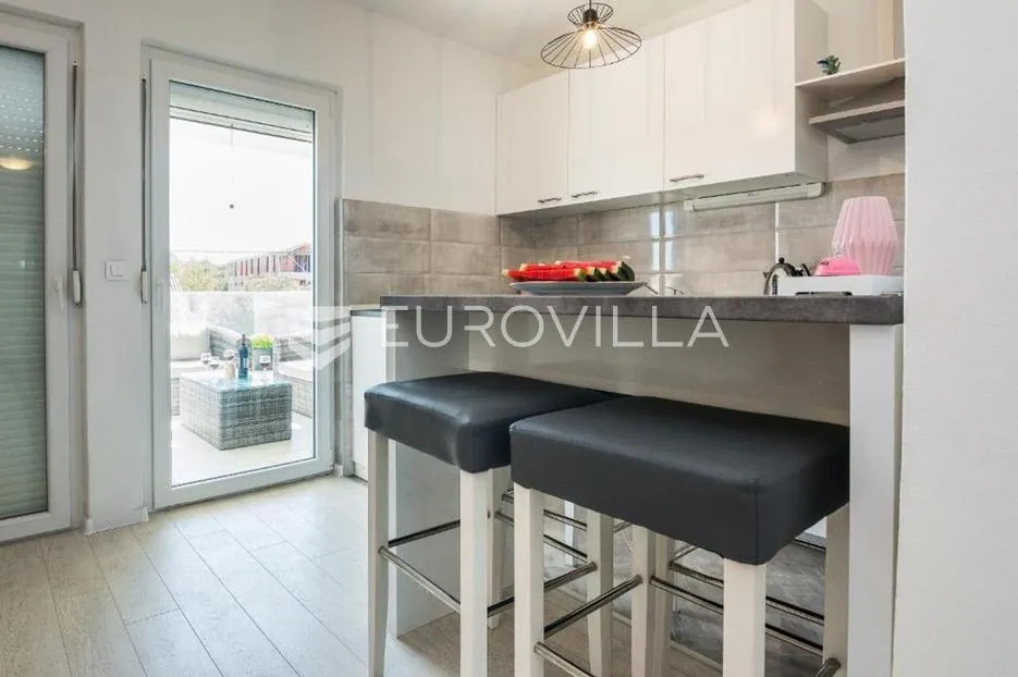 vir, stambeno poslovna zgrada u samom centru otoka 2 apartmana na 1. katu - slika 7