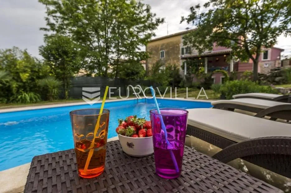istra, višnjan, dugoročni najam kuće s dvije spavaće sobe, bazenom i velikom okućnicom - slika 20