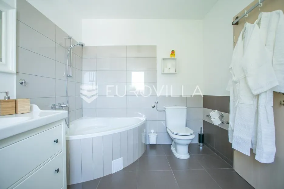 trogir - plano, kuća s bazenom na mirnoj lokaciji - slika 7