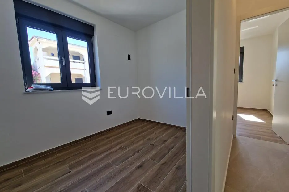 vir, novogradnja, trosobni apartman s vrtom - slika 11