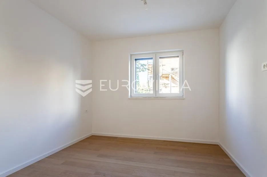 vodice, novogradnja, prostran apartman s dvorištem u centru mjesta, 148,24 m² - slika 5