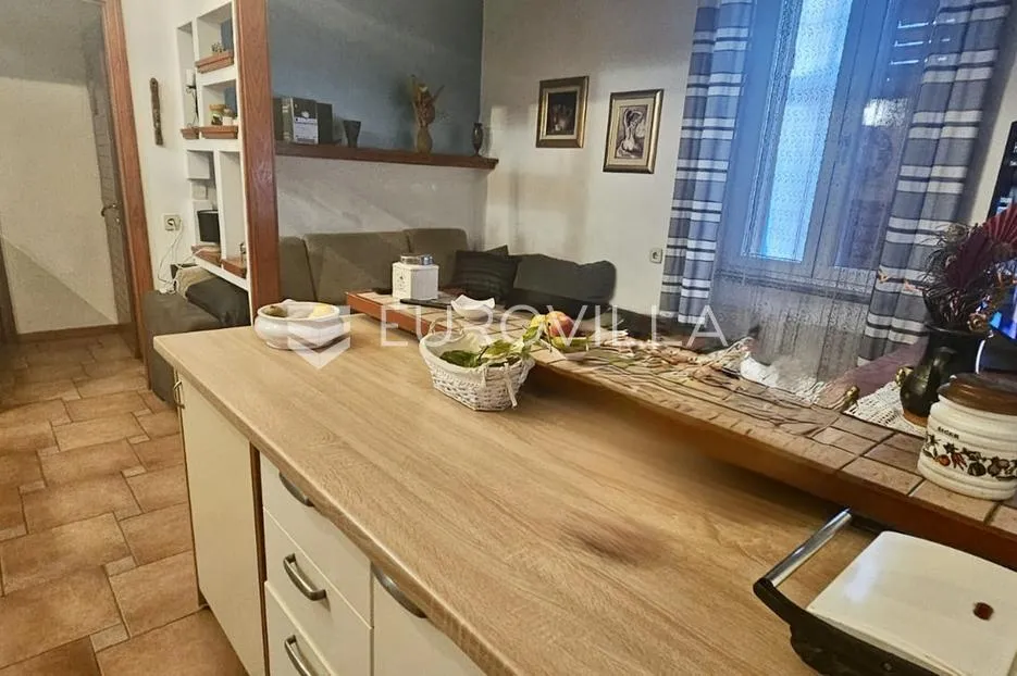 rijeka, kozala, stan 45,24 m² dvosoban s dnevnim boravkom, okućnicom i novom fasadom, mirna lokacija - slika 2