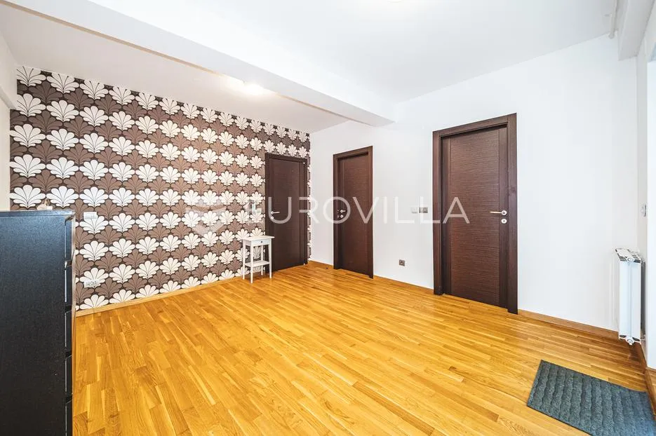 zagreb, jelenovac, prostoran četverosoban stan s balkonom i dvije garaže, 202 m² - slika 23