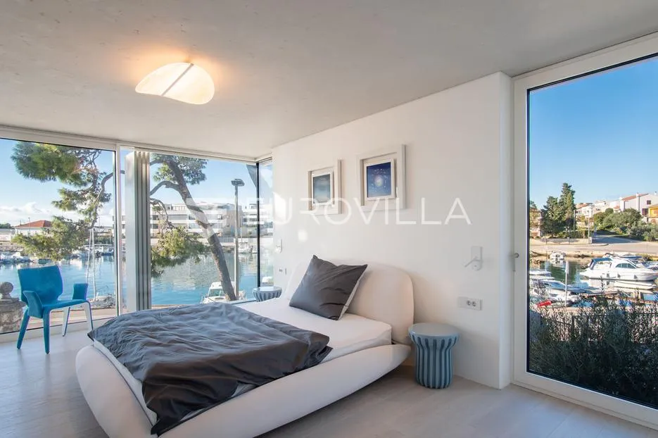 zadar, prvi red uz more — luksuzna dizajnerska vila s rooftop terasom - slika 25