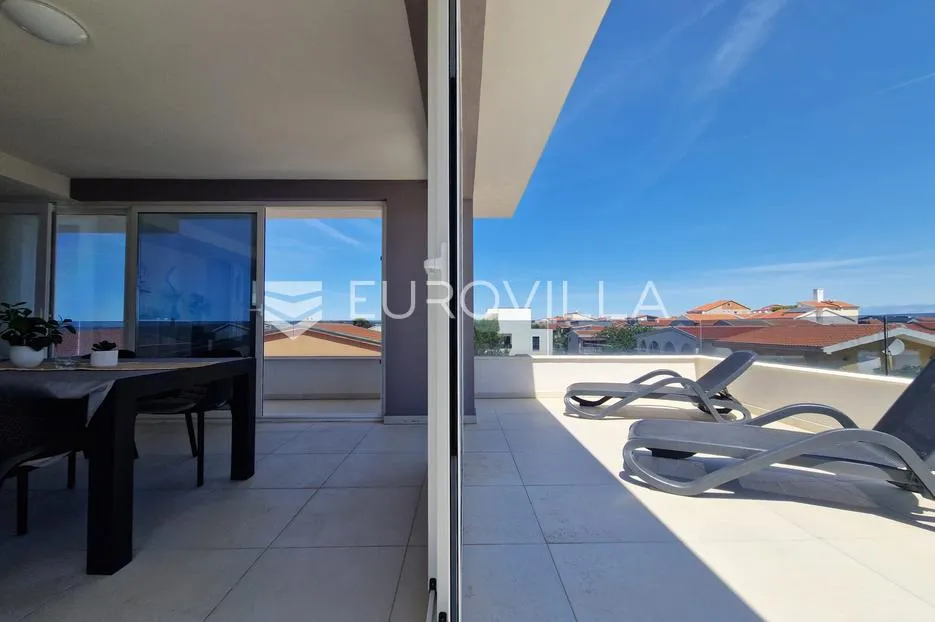 vir, dvoetažni apartman 40 m od mora, krovna terasa s panoramskim pogledom na more - slika 8