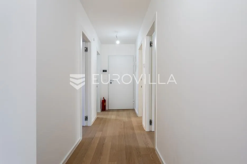 vodice, novogradnja, prostran apartman s dvorištem u centru mjesta, 148,24 m² - slika 13