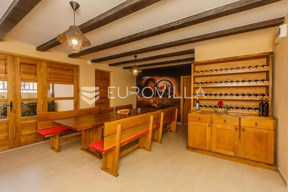 kaštel lukšić, vila s bazenom i pogledom na more - slika 13