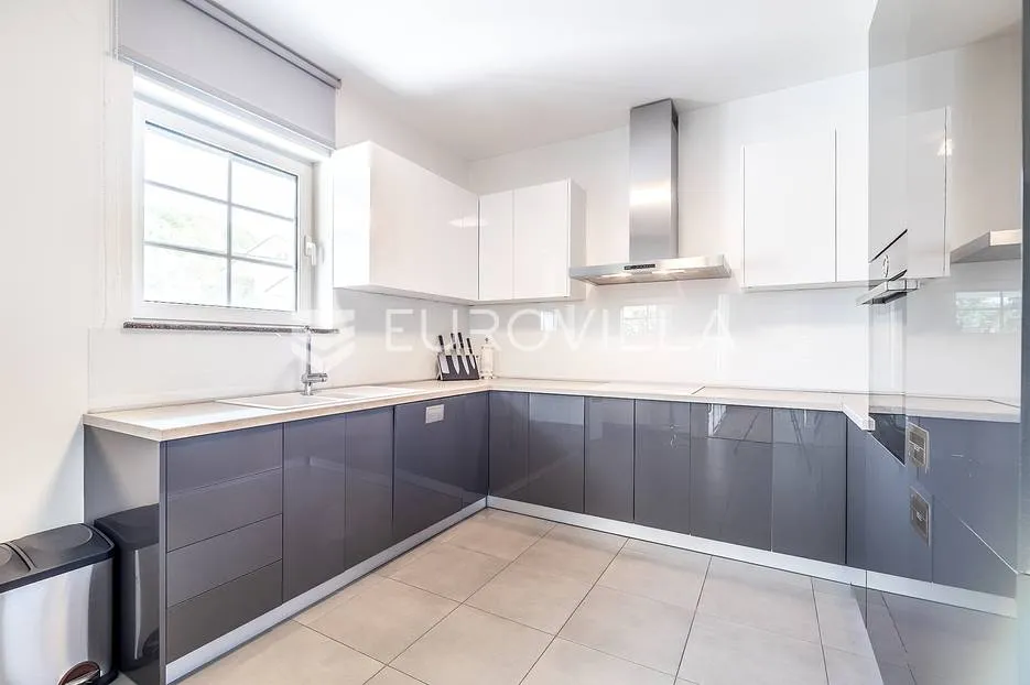 zagreb, jelekovići, prekrasna vila nkp 303,5 m2 na parceli 1786 m2 - slika 12