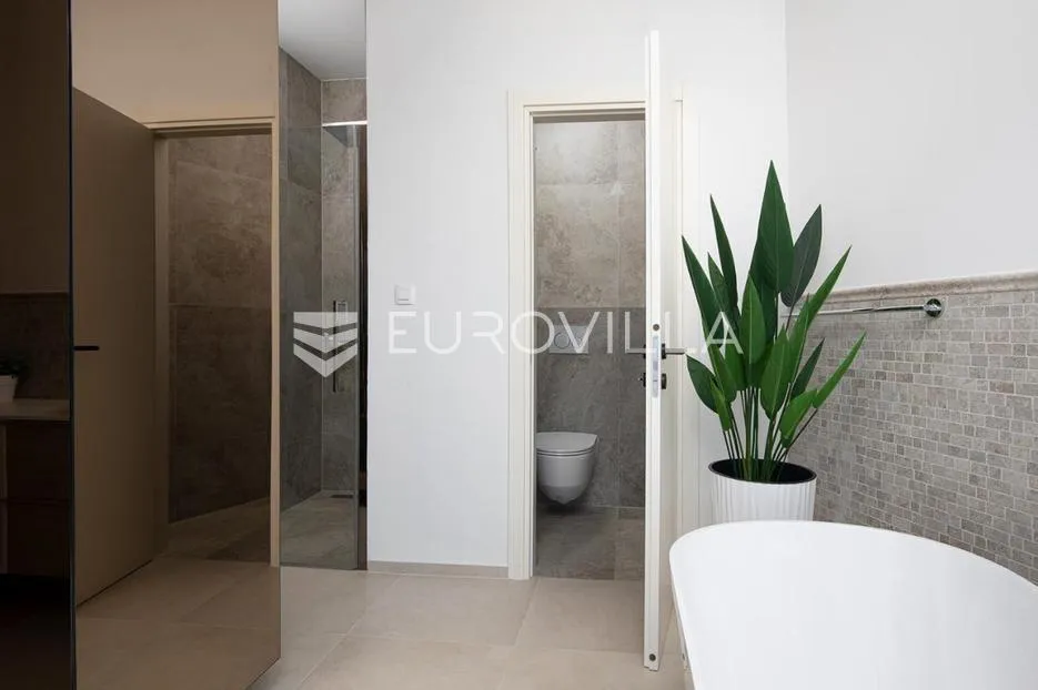 medulin, prekrasna villa od 350 m2, svega 6 m od mora s očaravajućim pogledom - slika 12