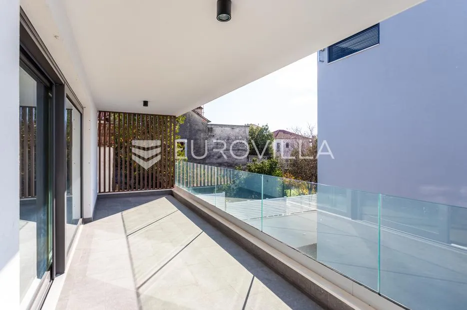vodice, novogradnja, prostran stan u centru mjesta, 131,62 m² - slika 14