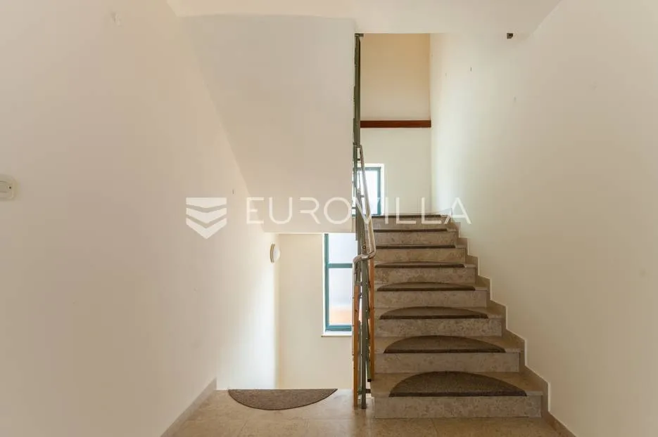 zagreb mikulići samostojeća kuća 300m2 na parceli 520m2 - slika 14
