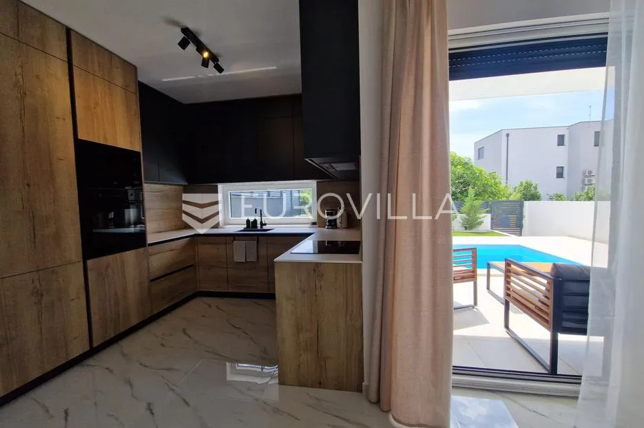 vir, predivna moderna vila s bazenom u centru mjesta, vrhunska lokacija, 450 m od mora - slika 33