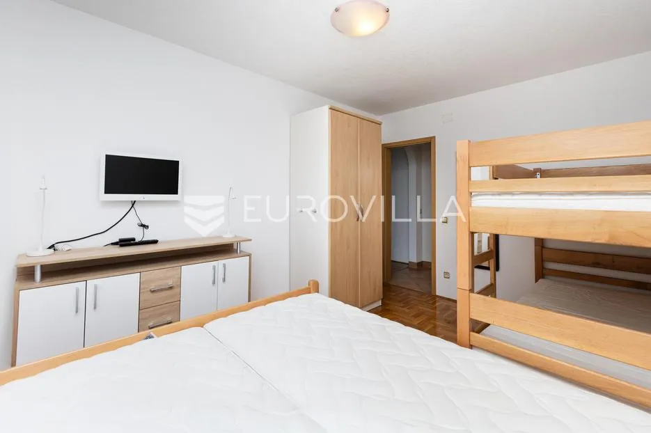 krk, malinska, komforan trosoban stan 80 m², 400 m od mora - slika 13